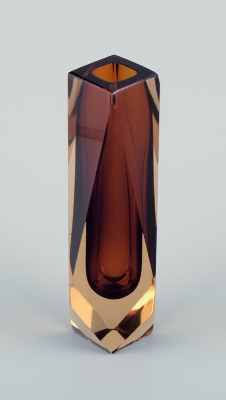 Murano, Italien. Vase aus Kunstglas in facettiertem Rauchglas. Ca. 1960er/70er Jahre (Moderne) im Angebot