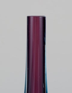 Murano, Italie. Vase en verre d'art au col élancé. Verre bleu et violet.