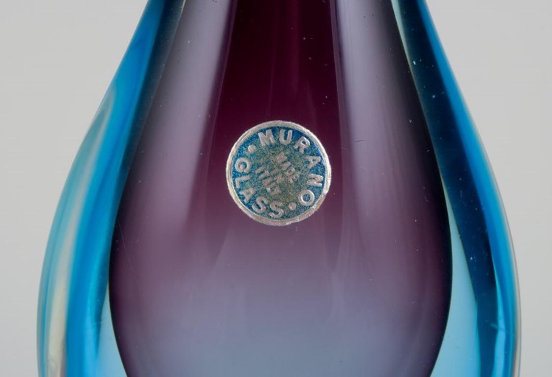 Murano, Italien. Vase aus Kunstglas mit schlankem Hals. Blaues und violettes Glas.  (Moderne) im Angebot