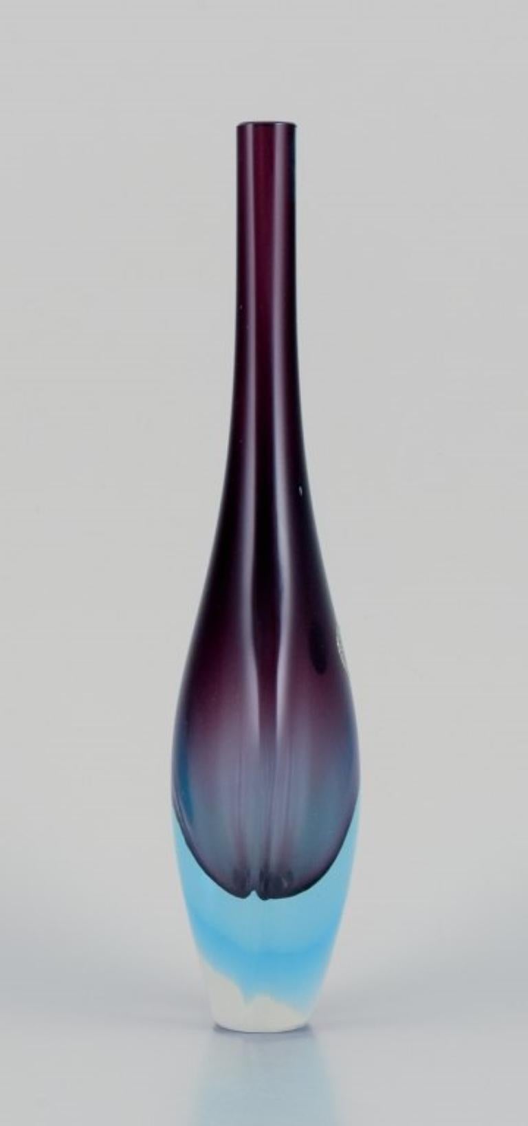 Murano, Italien. Vase aus Kunstglas mit schlankem Hals. Blaues und violettes Glas.  (Italienisch) im Angebot