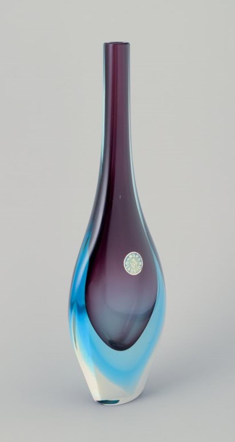 Murano, Italy. Art glass vase with a slender neck. Blue and purple glass.  In Excellent Condition For Sale In Copenhagen, DK