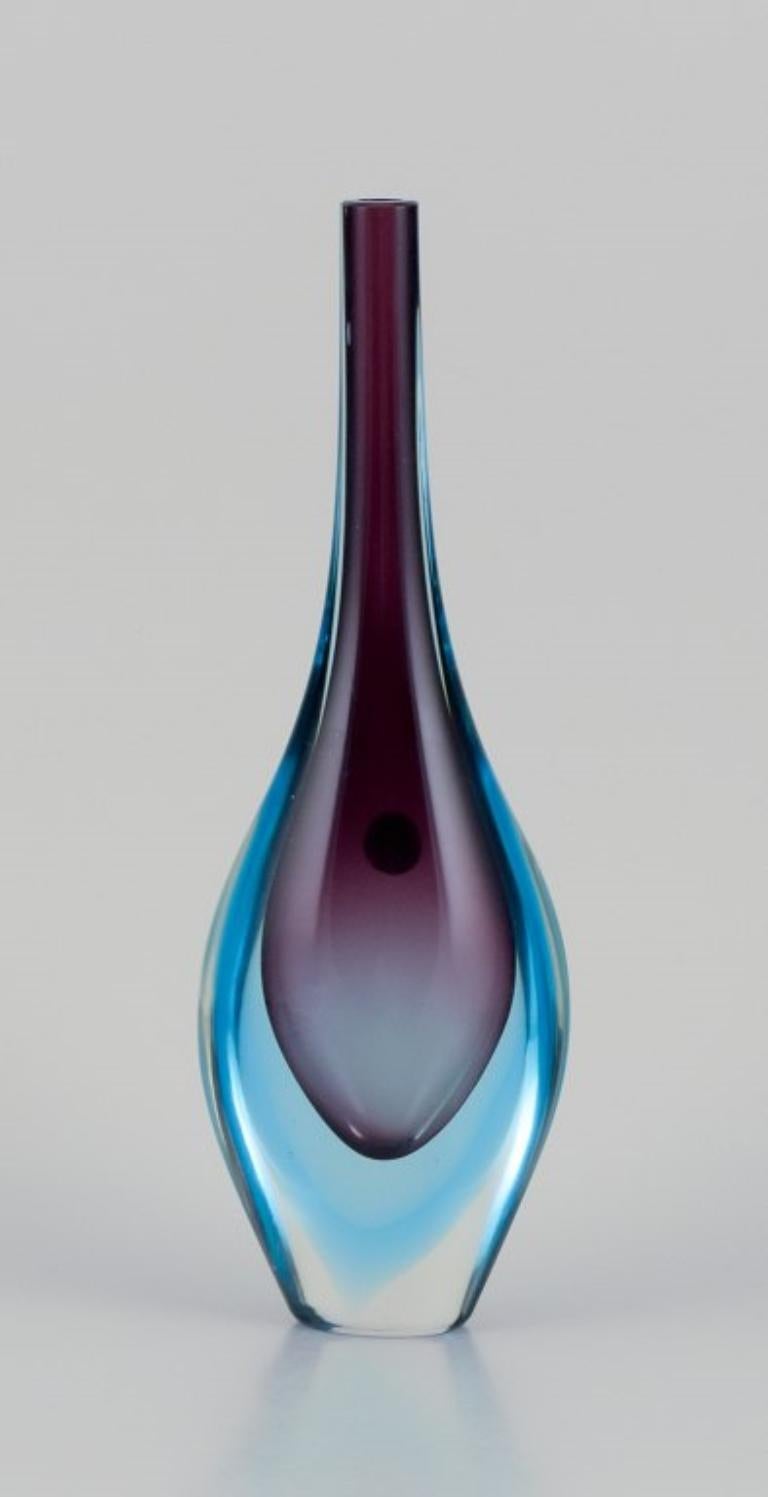Murano, Italien. Vase aus Kunstglas mit schlankem Hals. Blaues und violettes Glas.  (Ende des 20. Jahrhunderts) im Angebot