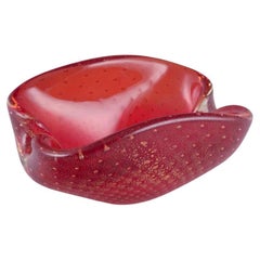 Murano, Italia. Cuenco de vidrio artístico rojo con polvo de oro.  Con puntos/burbujas de aire