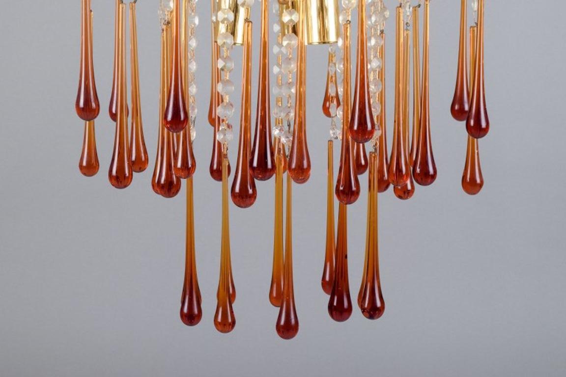 Murano, Italie. Plafonnier en verre d'art soufflé à la bouche ambré, cadre en laiton.  Excellent état - En vente à Copenhagen, DK