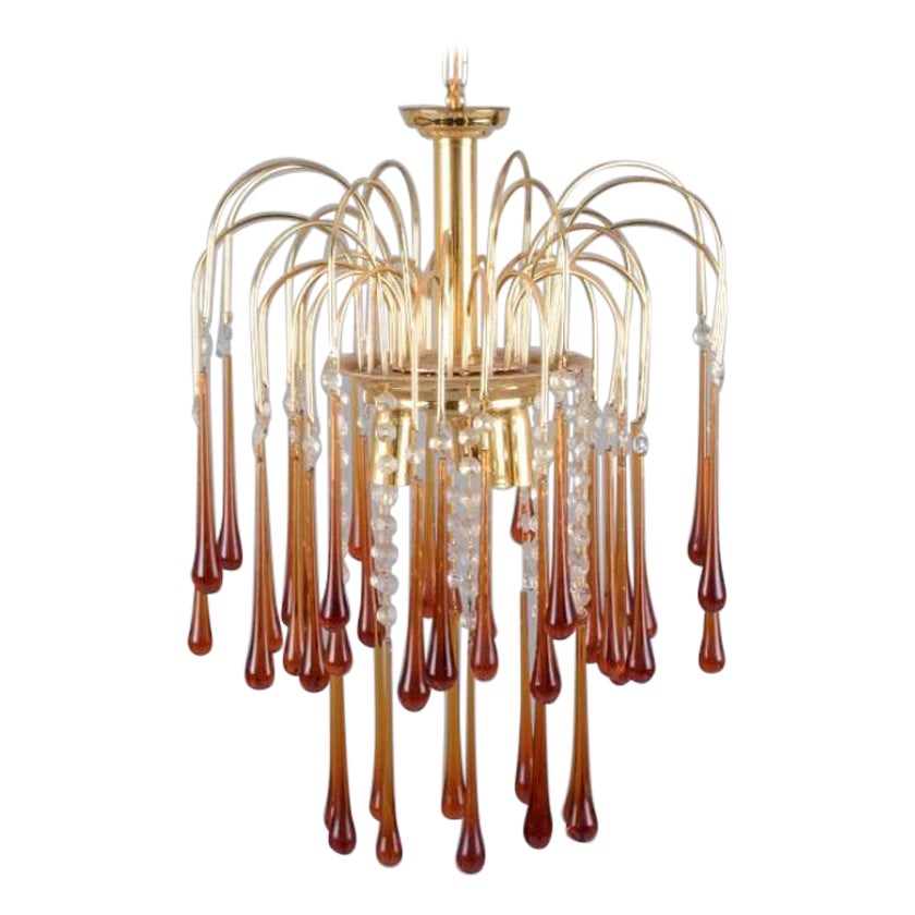 Murano, Italia. Lampada da soffitto in vetro artistico soffiato a bocca color ambra, montatura in ottone.