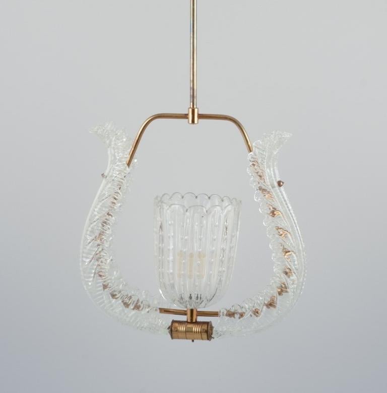 Murano, Italie. Plafonnier en verre d'art dépoli et laiton. 
Style Art déco.
Milieu du 20e siècle.
En parfait état.
Dimensions : H 55,0 cm x L 34,0 cm : H 55,0 cm x L 34,0 cm.