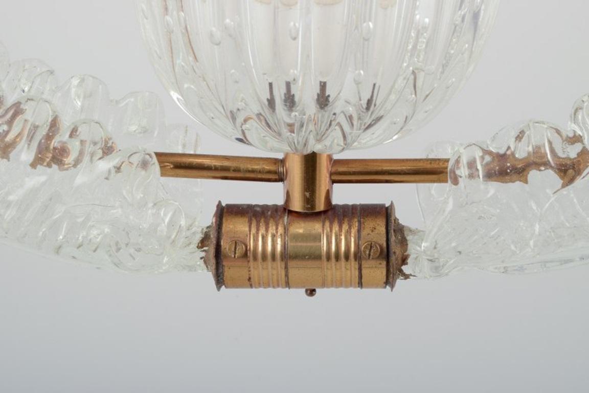 20ième siècle Murano, Italie. Plafonnier en verre d'art dépoli et laiton. Style Art Déco en vente