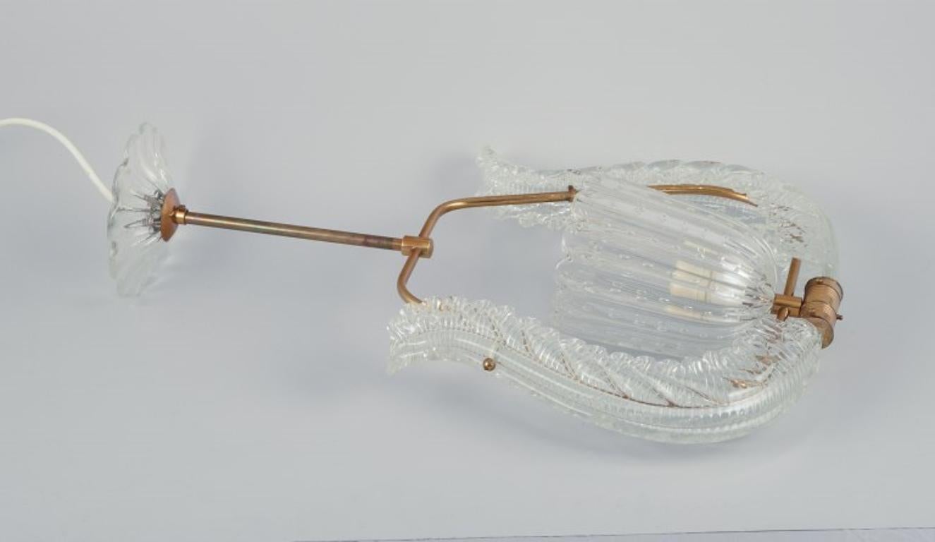 Verre d'art Murano, Italie. Plafonnier en verre d'art dépoli et laiton. Style Art Déco en vente