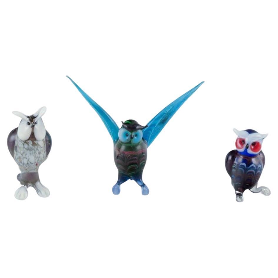 Murano, Italie. The Collective of three miniature glass figurines of owls.
