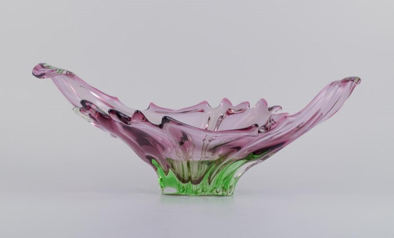 Murano, Italy, colossal waved bowl in green and purple art glass.
1970s.
In perfect condition.
Dimensions: L 52.8 cm x D 21.5 cm x H 14.0 cm.