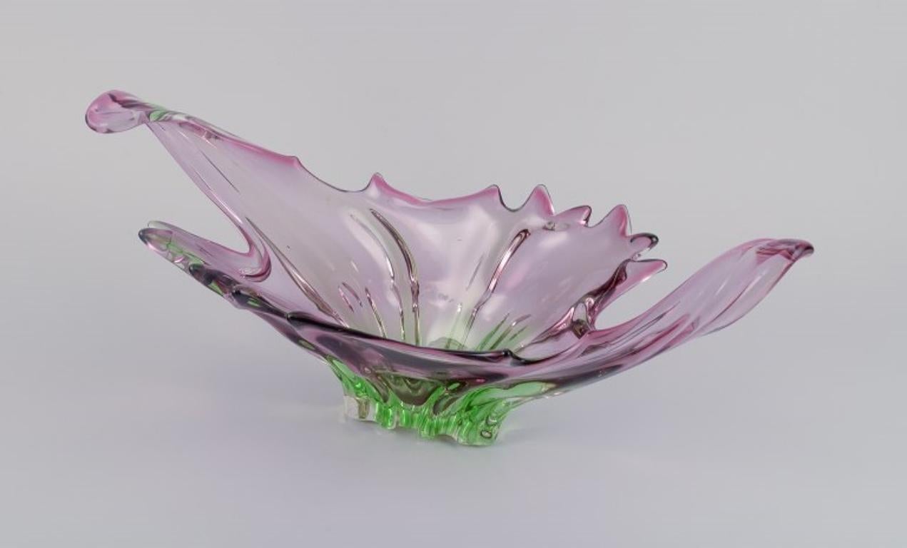 Modern Murano, Italy, colossal waved bowl in green and purple art glass. 1970s.  For Sale
