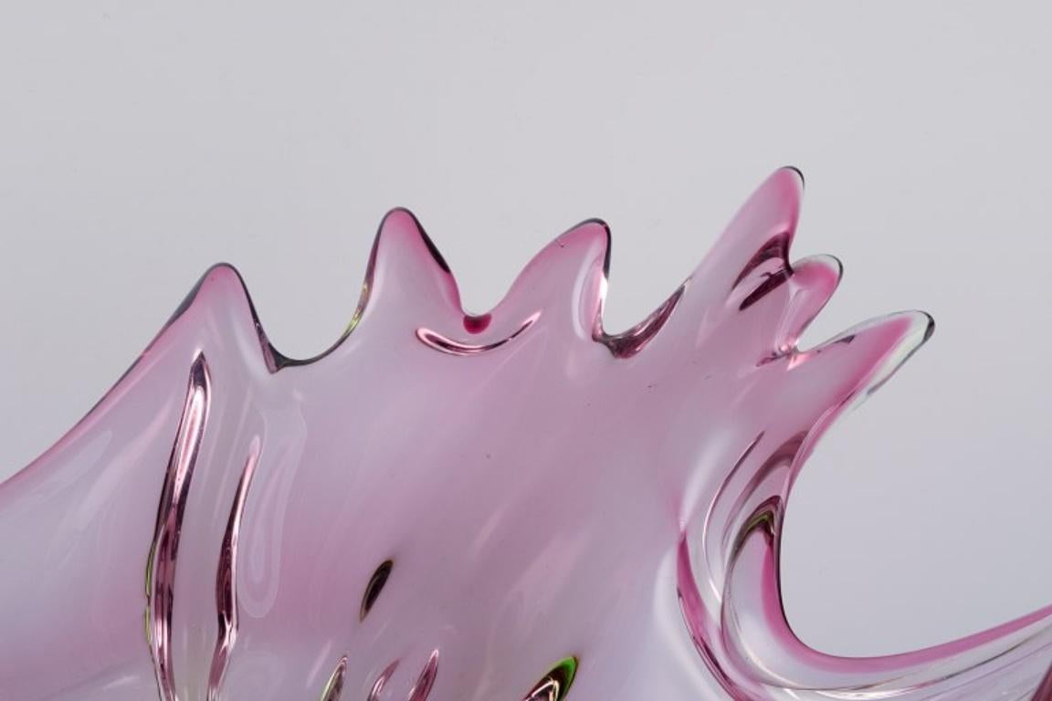 Murano, Italy, colossal waved bowl in green and purple art glass. 1970s.  In Excellent Condition For Sale In Copenhagen, DK
