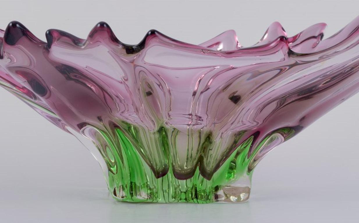 Verre d'art Bol colossal ondulé en verre d'art vert et violet de Murano, Italie, années 1970.  en vente