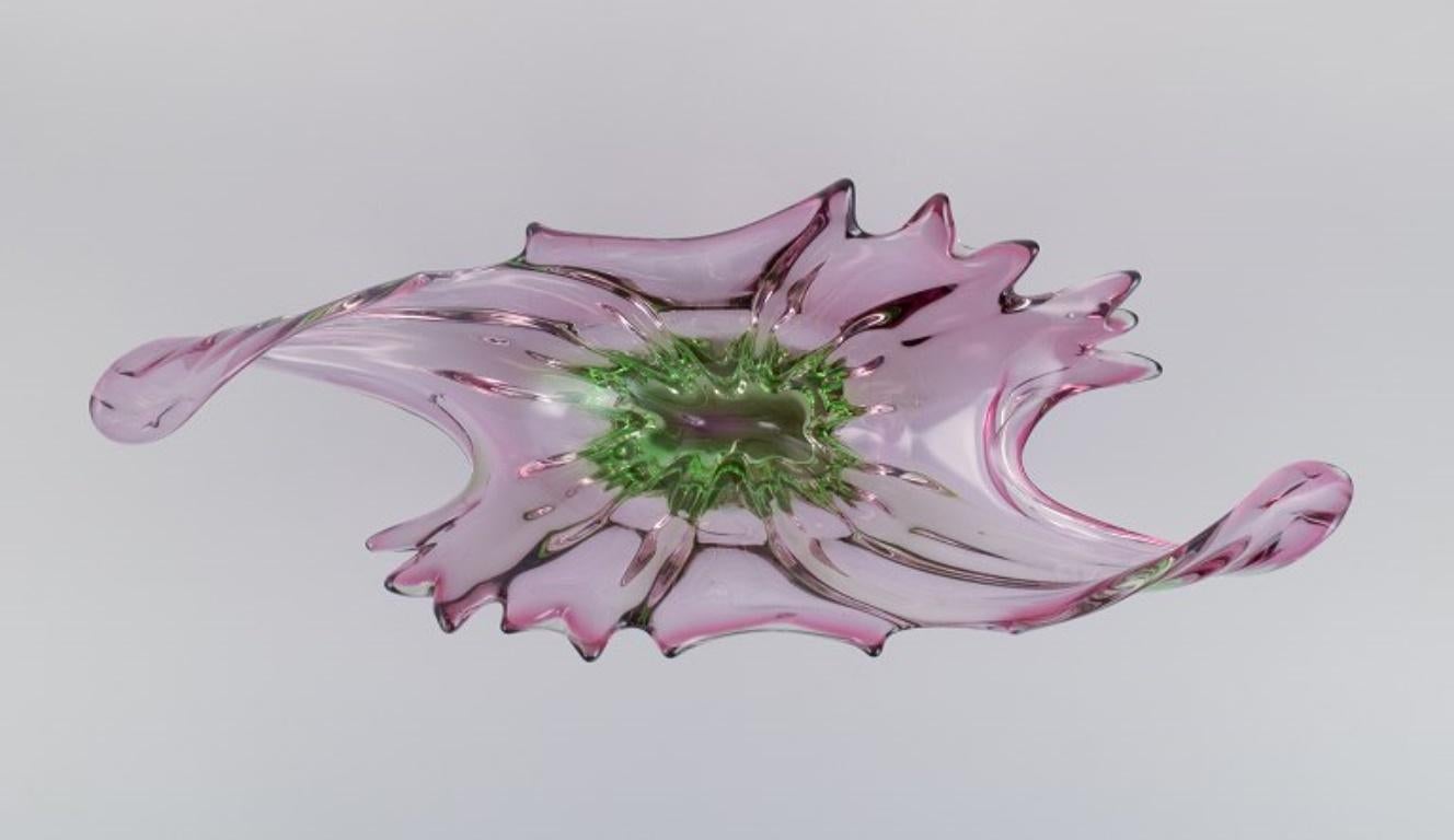 Murano, Italy, colossal waved bowl in green and purple art glass. 1970s.  For Sale 1