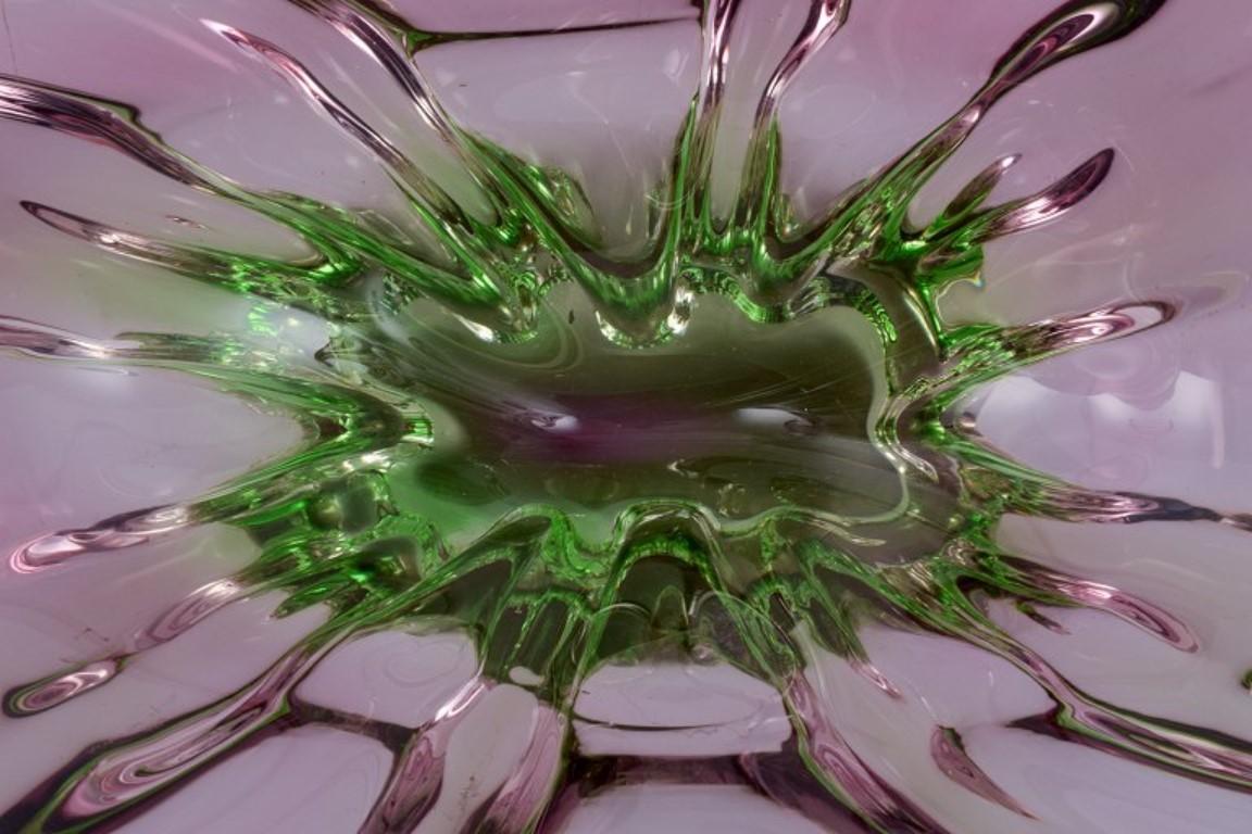Murano, Italy, colossal waved bowl in green and purple art glass. 1970s.  For Sale 2