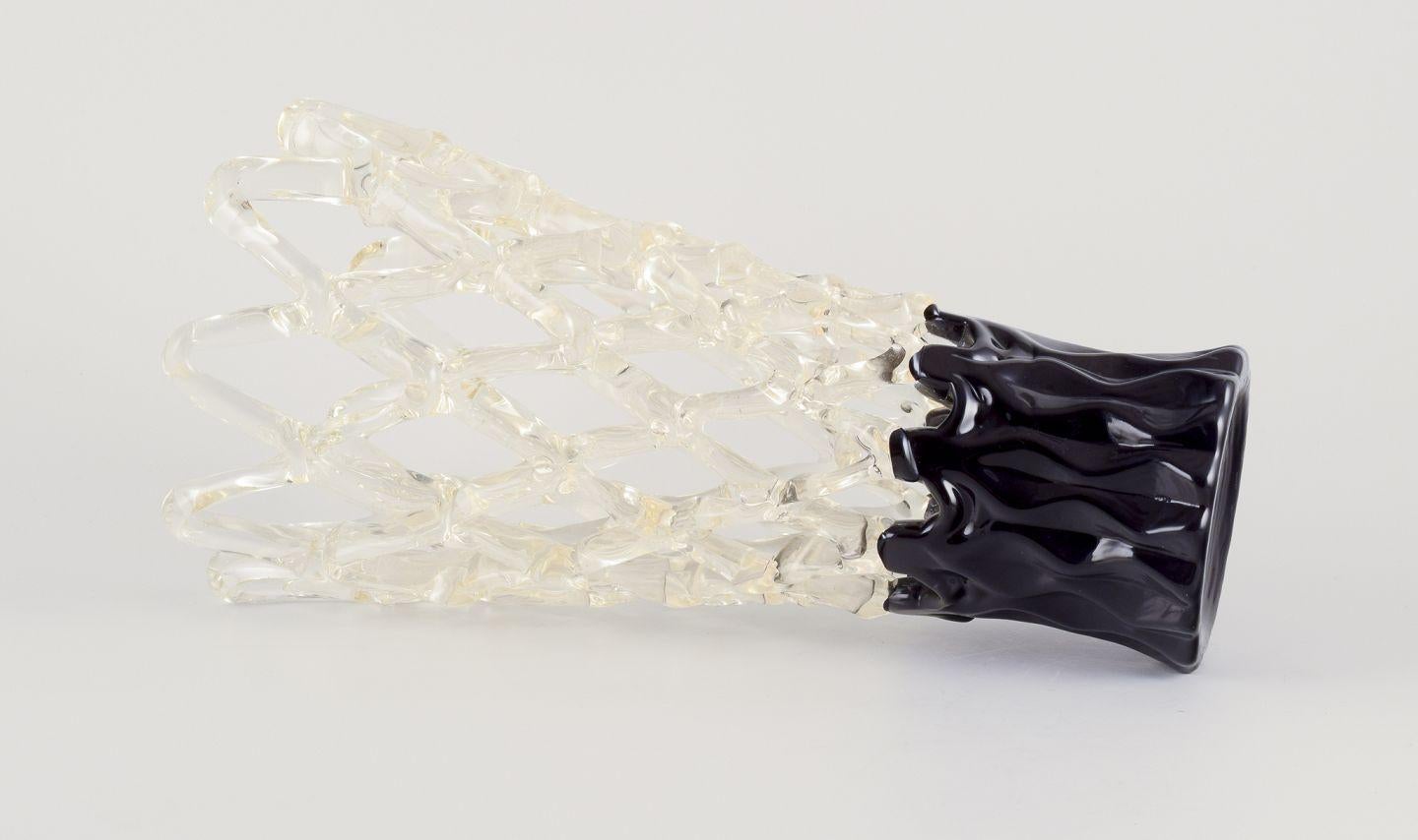 Murano, Italy. Exclusive Murano art glass vase with a refined lattice design. In Excellent Condition For Sale In Copenhagen, DK