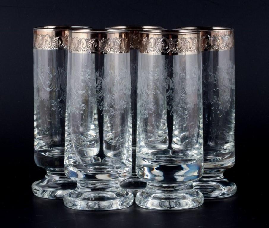 Murano, Italien, fünf mundgeblasene und gravierte Trinkgläser mit Silberrand.
Mitte des 20. Jahrhunderts.
In perfektem Zustand.
Abmessungen: 14,0 x T 5,0 cm.


