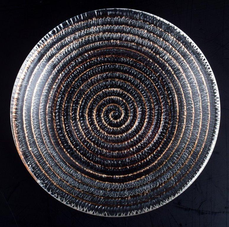 Murano, Italien, ein Satz von vier kleinen Tellern aus Klarglas mit spiralförmigem Golddekor.
Ungefähr in den 1980er Jahren.
Perfekter Zustand.
Abmessungen: D 15,0 cm x H 2,0 cm.