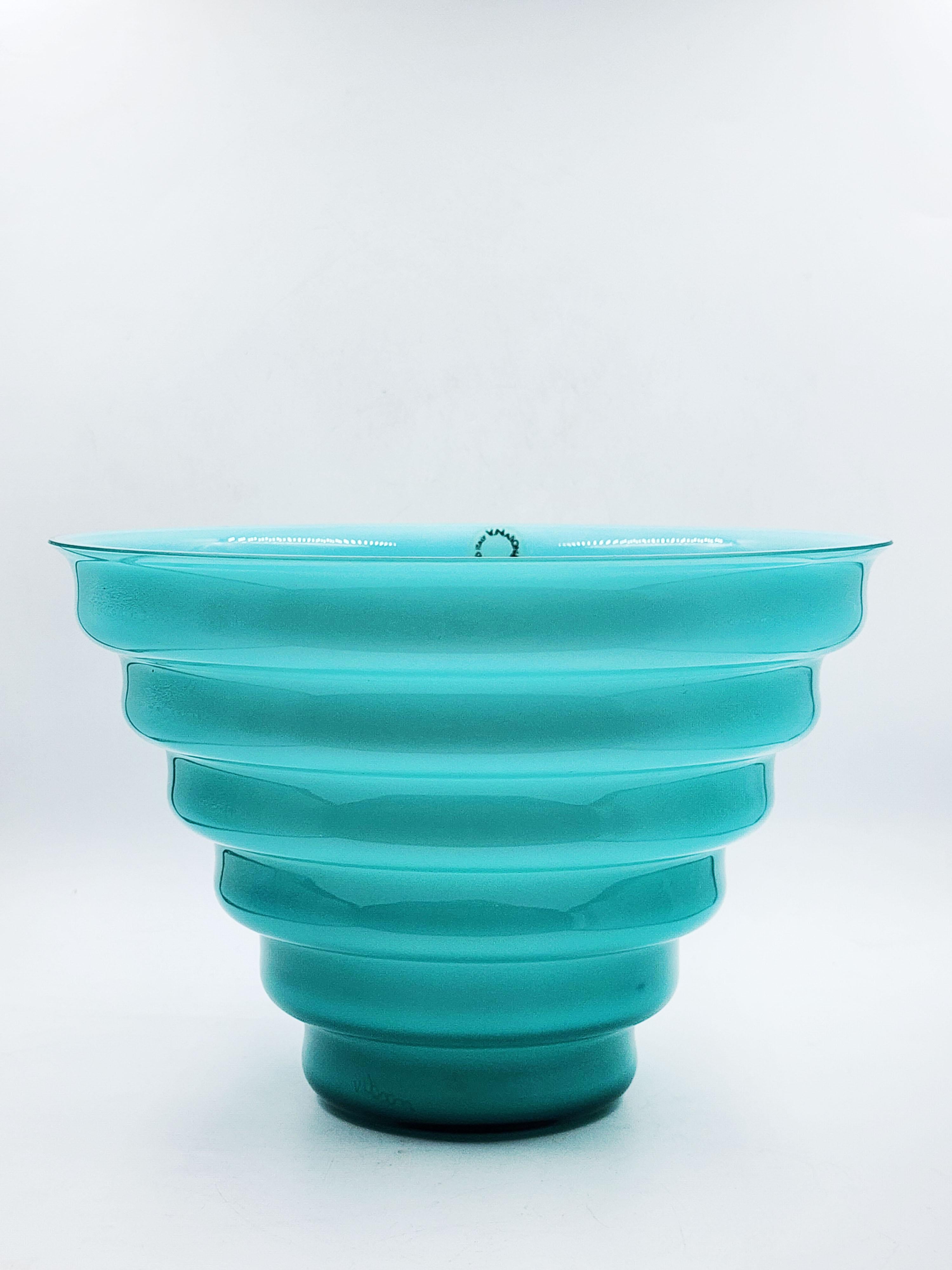 Murano Glas Design Center, Italien
Wunderschönes Murano-Glaszentrum mit einem Design, bei dem die Farben am meisten hervorstechen, mit einem Farbverlauf in einem hellen Blauton von der hellsten Öffnung bis zum dunkelsten am Boden.
Abmessungen:
Höhe: