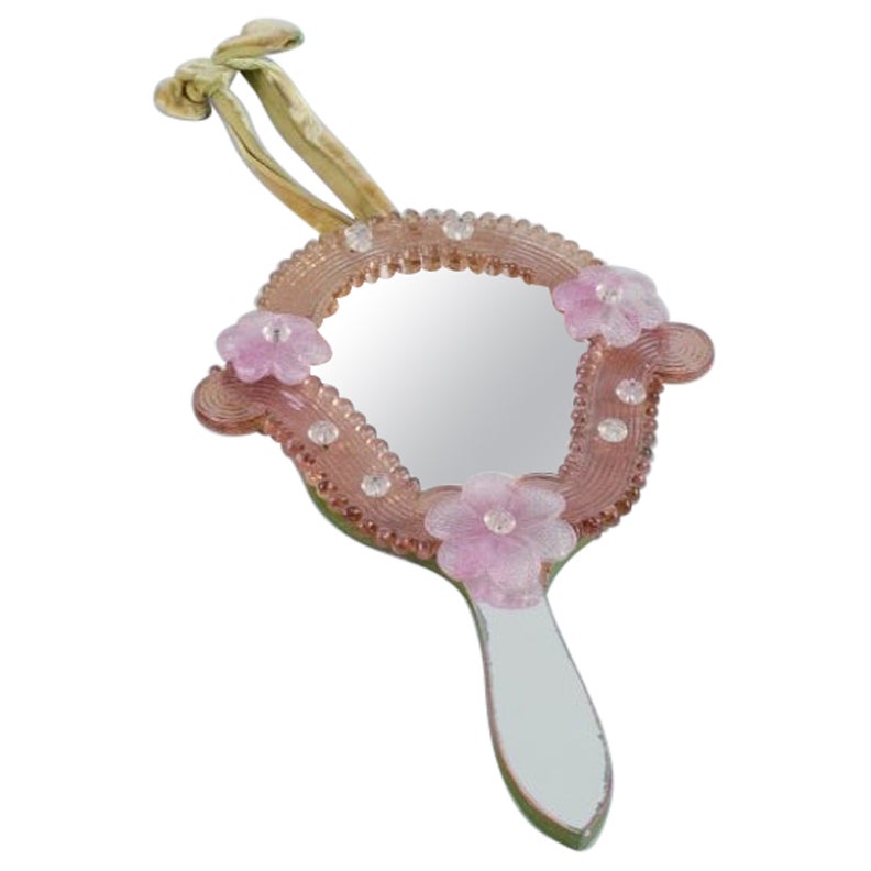 Murano, Italia. Specchio a mano in vetro artistico decorato con fiori rosa. in vendita