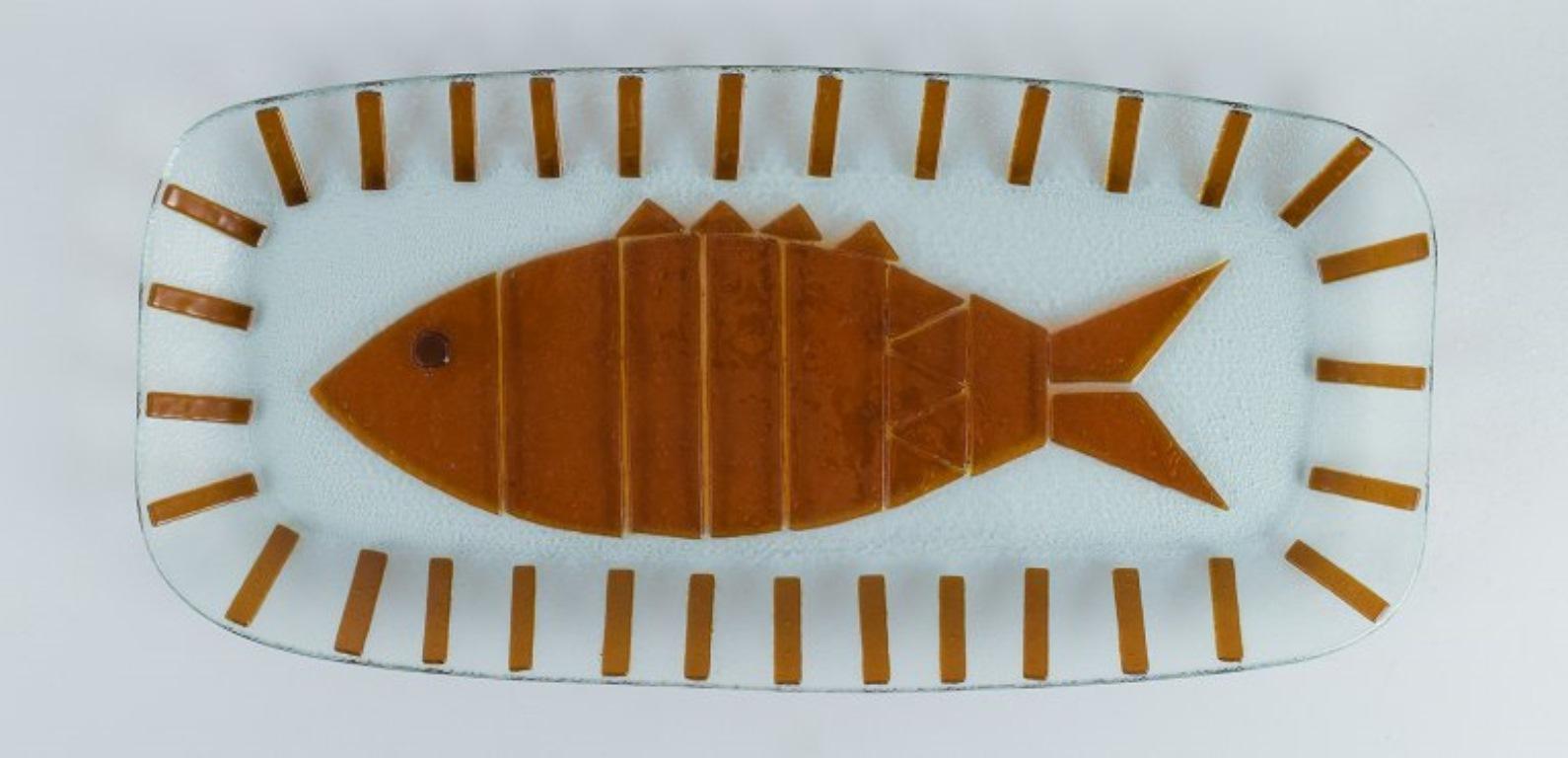 Murano, Italia. Gran plato de vidrio artístico de estilo moderno con motivos de peces.
Aproximadamente años 60.
En perfecto estado.
Dimensiones: L 51,5 x An 24,5 x Al 3,0 cm.