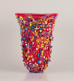 Murano, Italien. Große Vase aus Kunstglas. Rotes mundgeblasenes Glas mit Perlen.