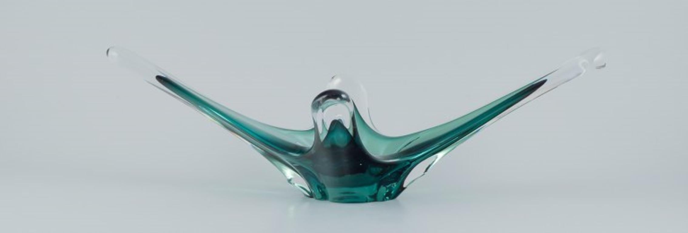 Murano, Italy. Large bowl in art glass.
Clear and green glass. Mouth-blown.
1960s/70s.
In excellent condition with some minor chips. See photos.
Dimensions: L 58.0 cm x D 27.0 cm x H 18.0 cm.