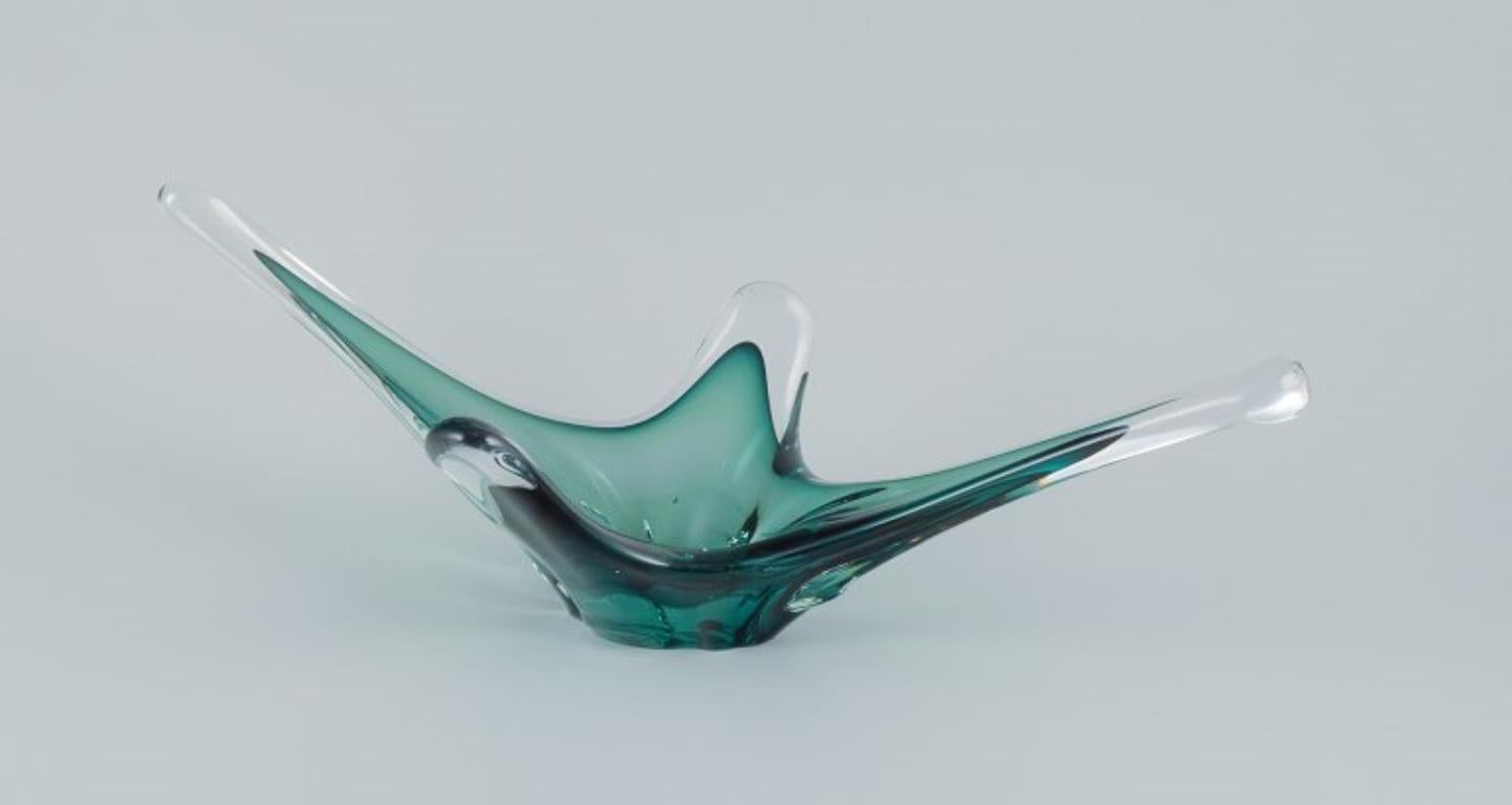 Modern Murano, Italy. Large bowl in art glass. Clear and green glass.  For Sale