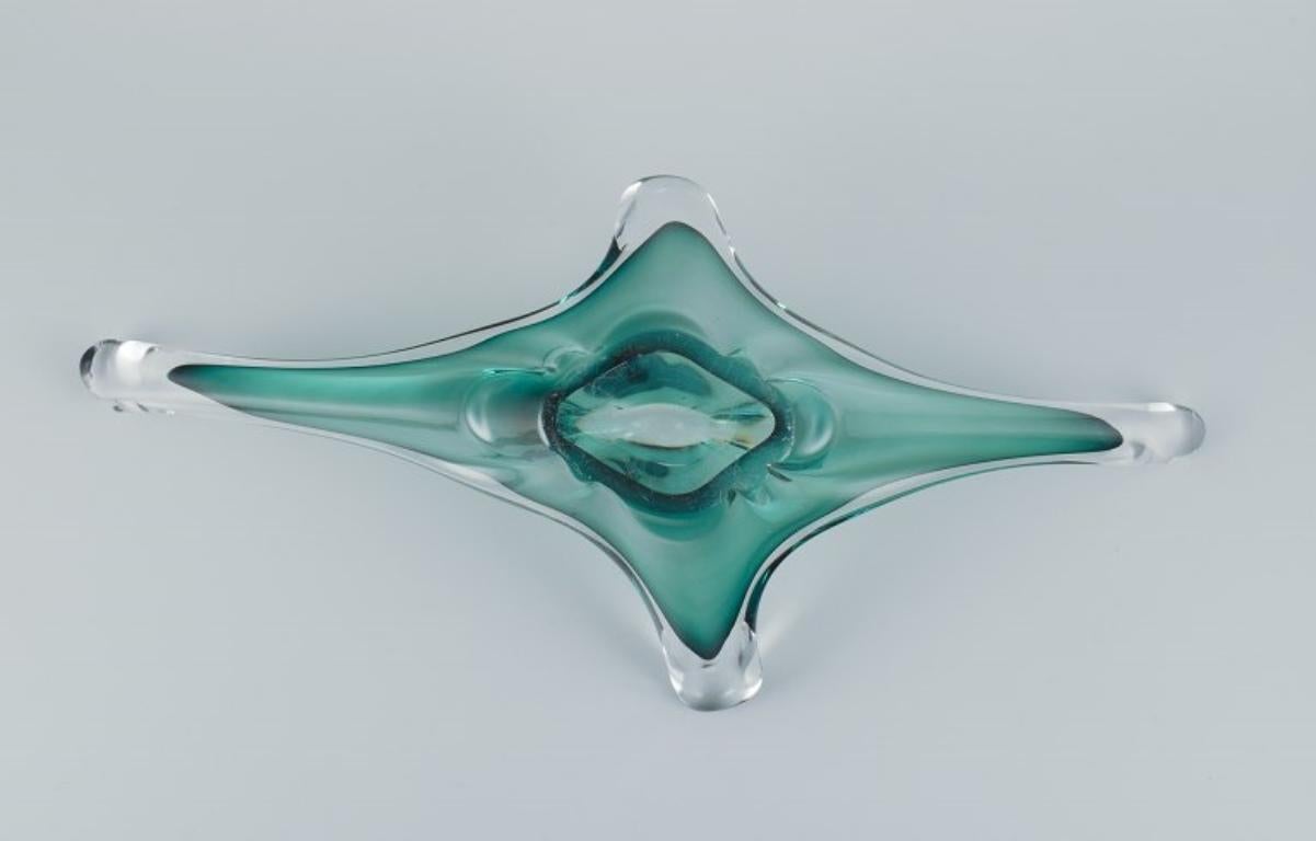 Murano, Italien. Große Schale aus Kunstglas. Klares und grünes Glas.  im Angebot 1