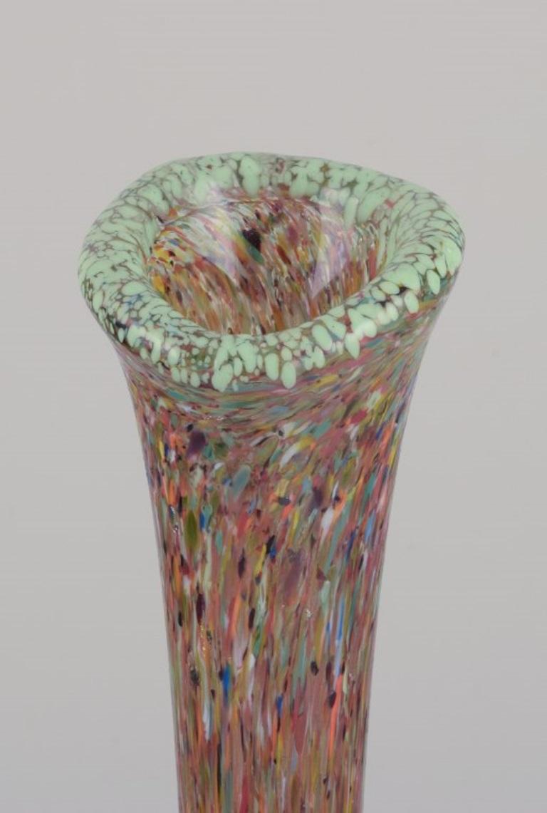 Murano, Italia. Grande vaso in vetro artistico millefiori dal collo sottile.
Anni '60/'70.
Condizioni perfette.
Dimensioni: H. H. 34,0 cm x P. 8,5 cm.