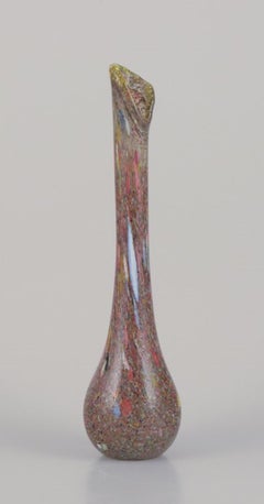 Murano, Italien. Große millefiori-Kunstglasvase mit schlankem Hals.