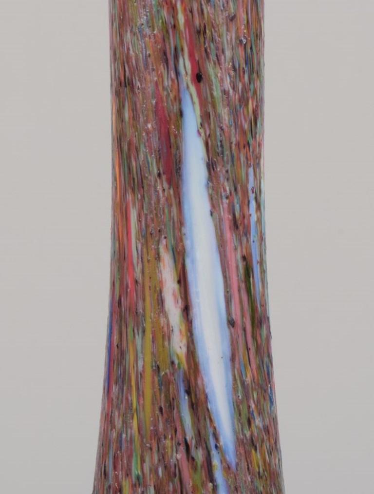 Metà XX secolo Murano, Italia. Grande vaso in vetro artistico millefiori con collo sottile. in vendita