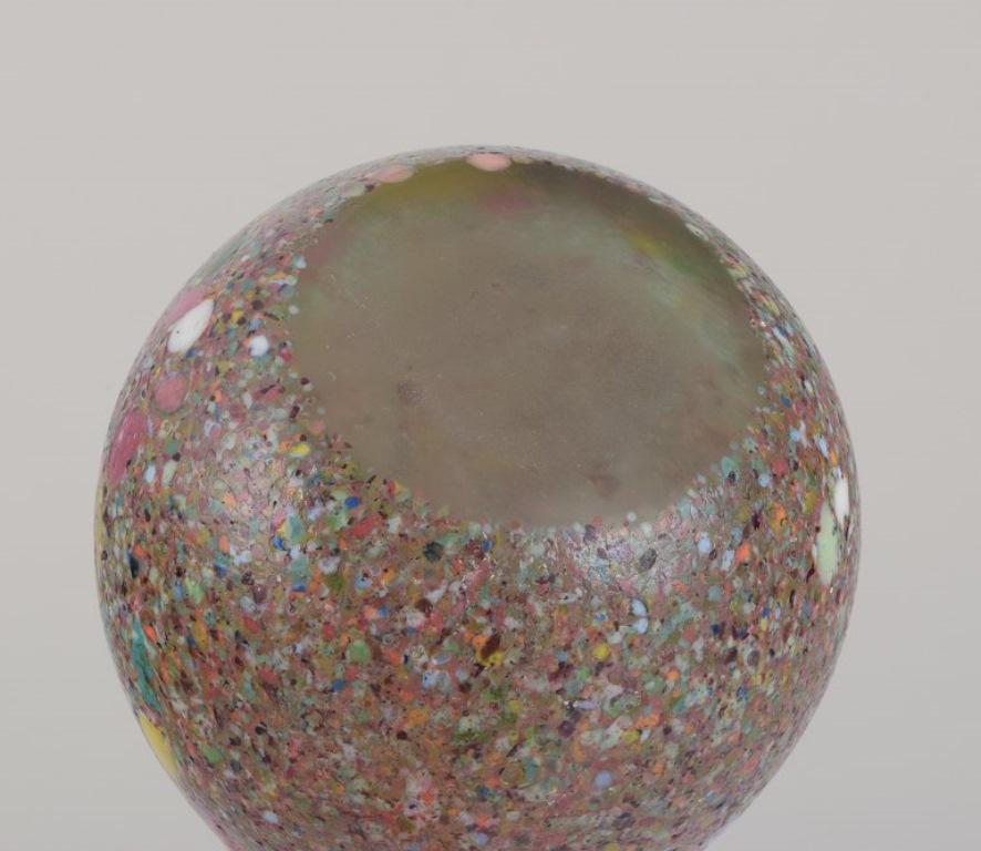 Murano, Italia. Grande vaso in vetro artistico millefiori con collo sottile. in vendita 2