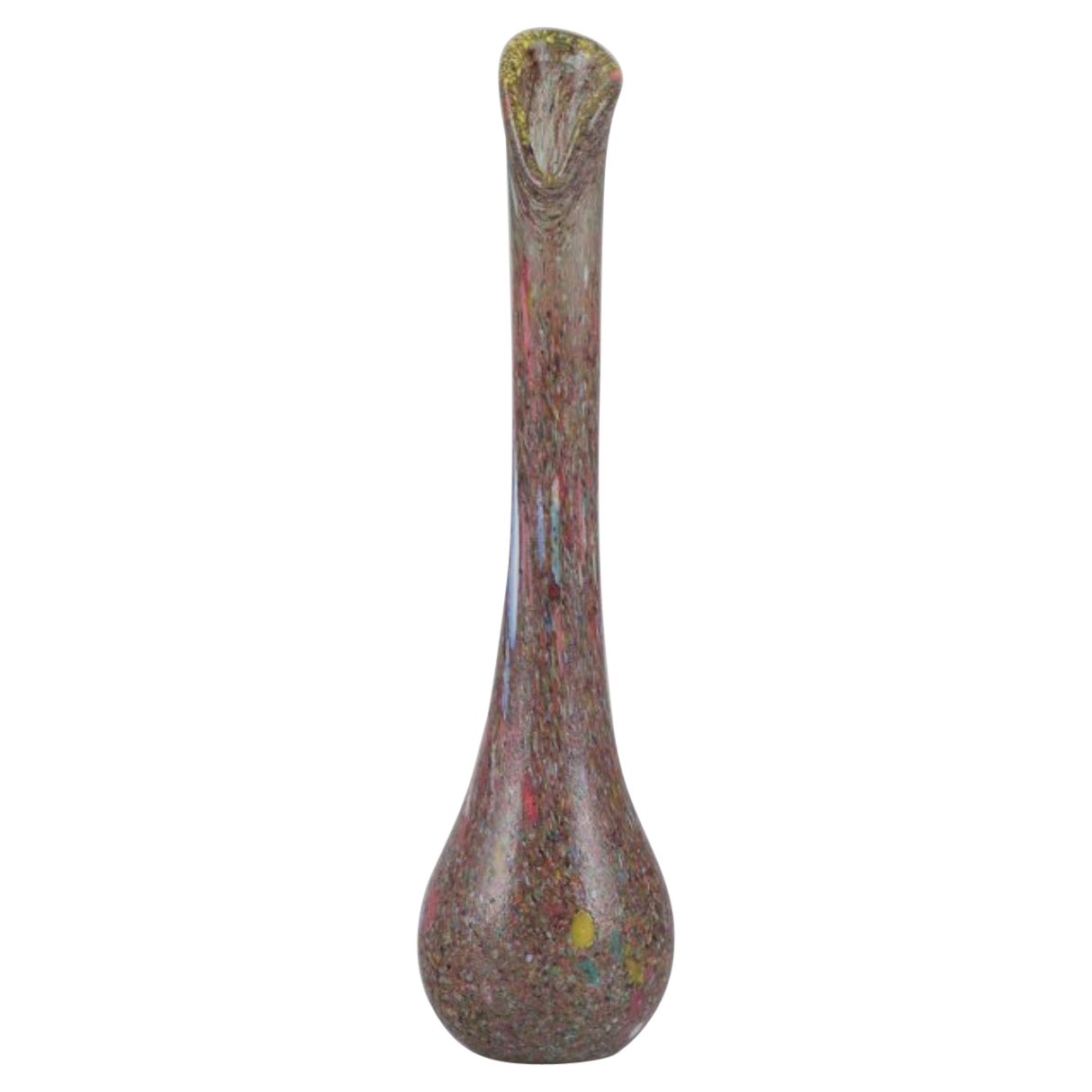 Murano, Italia. Grande vaso in vetro artistico millefiori con collo sottile.