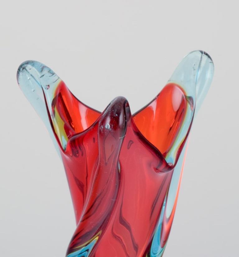 Murano, Italy, large mouth-blown and twisted art glass vase in blue and red. In Excellent Condition In København, Copenhagen