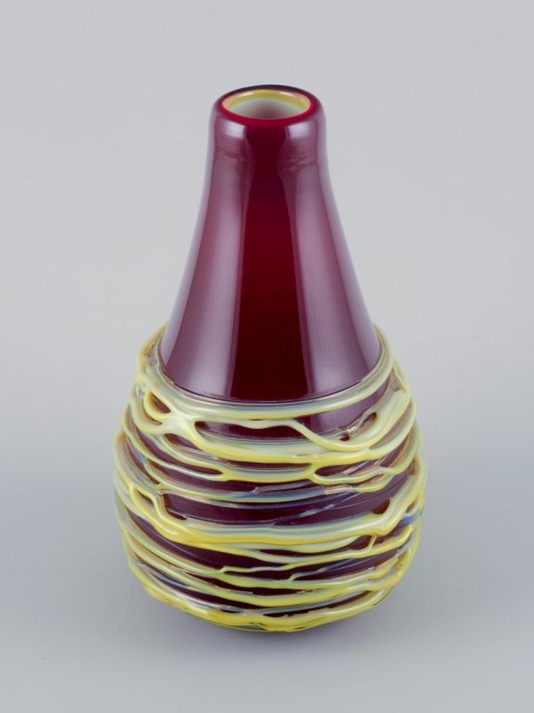 Murano, Italy, large mouth-blown spaghetti vase in burgundy art glass.
1970s.
In perfect condition.
Dimensions: H 28.0 cm. x D 15.0 cm.