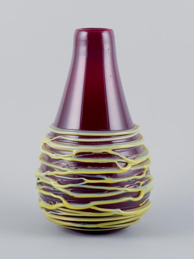 Italian Murano, Italy, large mouth-blown spaghetti vase in burgundy art glass. 1970s. For Sale