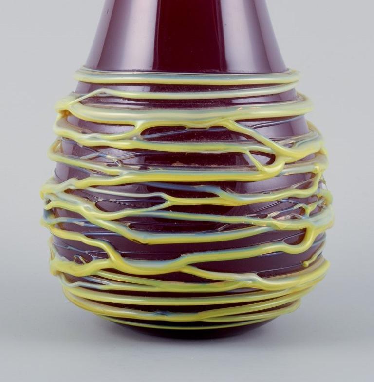 Murano, Italy, large mouth-blown spaghetti vase in burgundy art glass. 1970s. In Excellent Condition For Sale In Copenhagen, DK