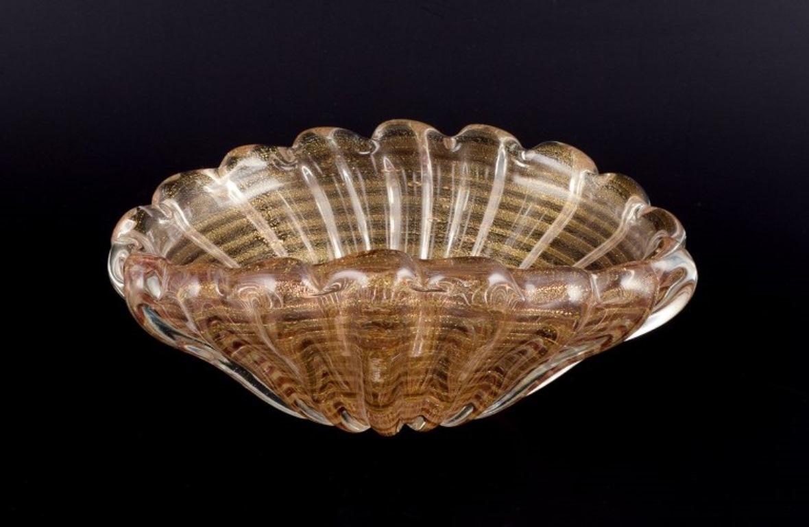 Murano, Italien.
Große gerippte Schale aus Kunstglas.
Klares Glas mit Goldstaubeinlage.
Organische Form.
Ungefähr in den 1970er Jahren.
Perfekter Zustand.
Abmessungen: L 21,0 cm x T 17,0 cm x H 8,0 cm.