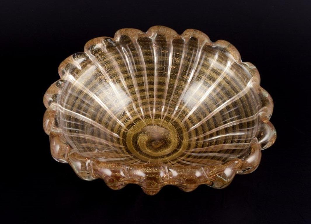 Murano, Italien. Große gerippte Schale aus Kunstglas. Klares Glas mit Goldstaubeinlage. (Italienisch) im Angebot