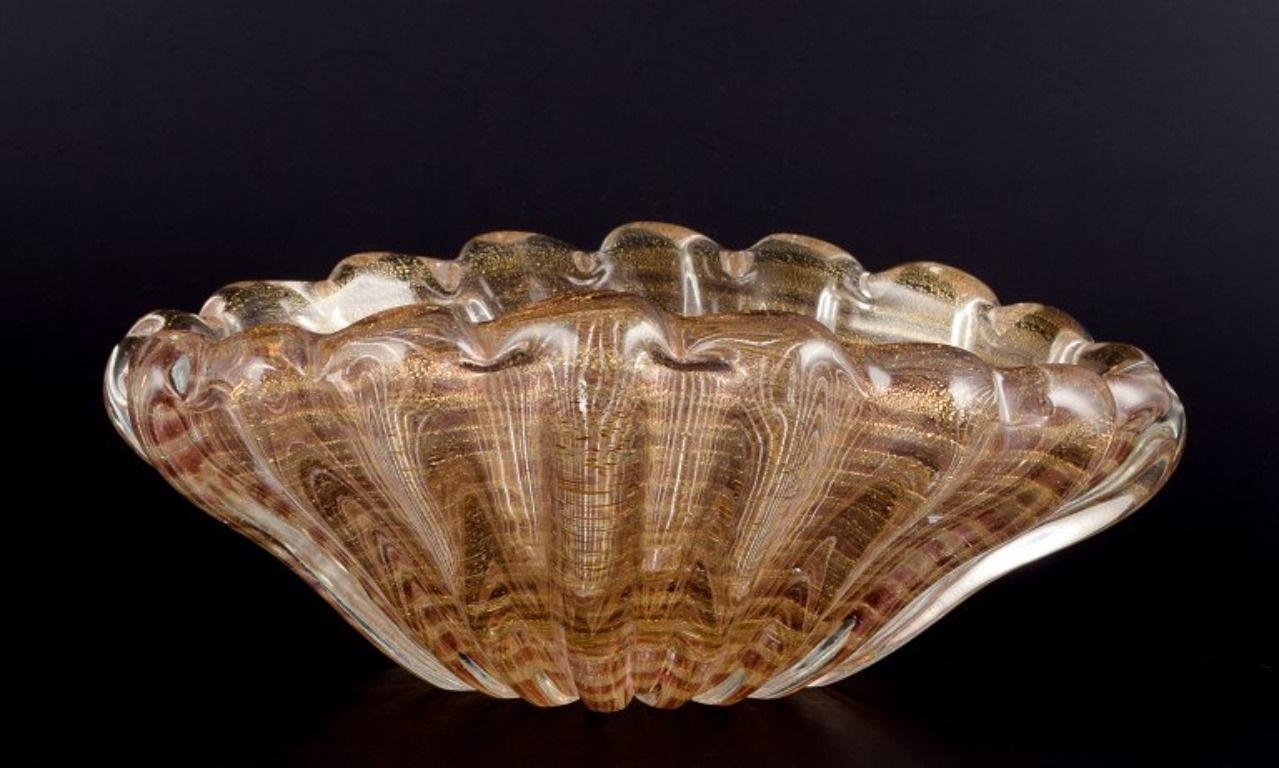 Murano, Italien. Große gerippte Schale aus Kunstglas. Klares Glas mit Goldstaubeinlage. im Zustand „Hervorragend“ im Angebot in Copenhagen, DK