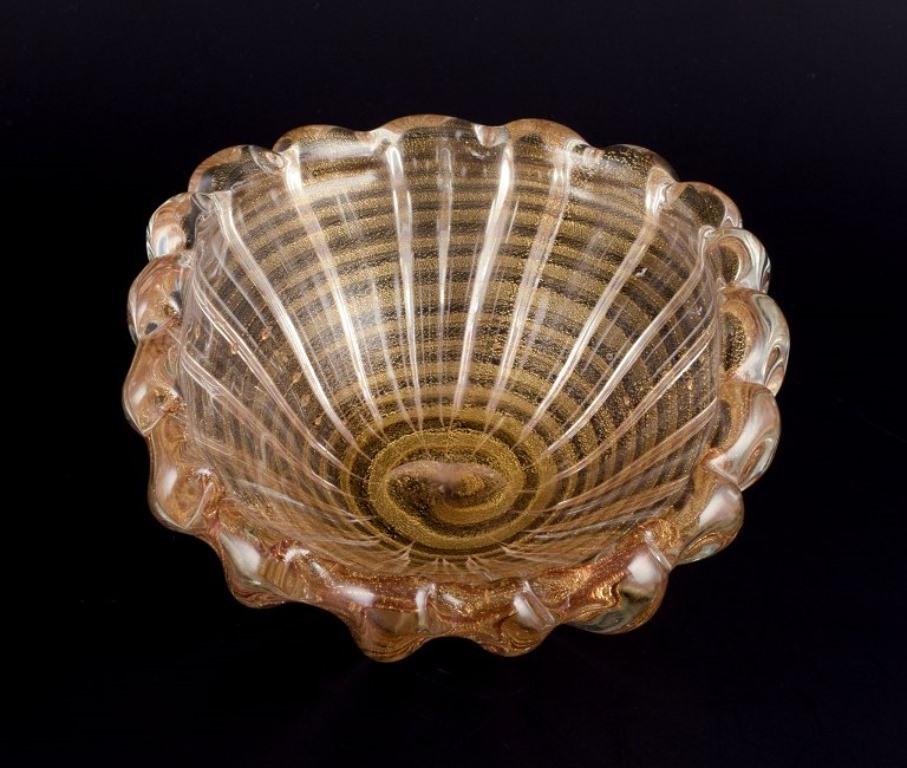 Murano, Italien. Große gerippte Schale aus Kunstglas. Klares Glas mit Goldstaubeinlage. (Ende des 20. Jahrhunderts) im Angebot