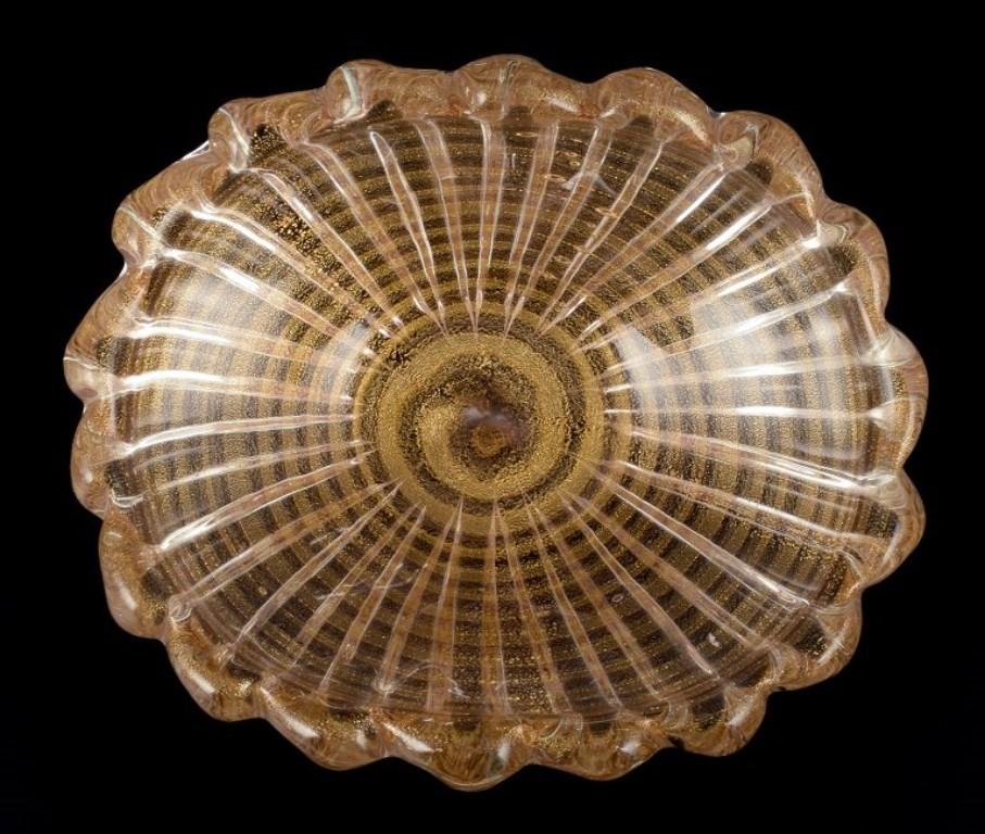 Murano, Italien. Große gerippte Schale aus Kunstglas. Klares Glas mit Goldstaubeinlage. (Glaskunst) im Angebot