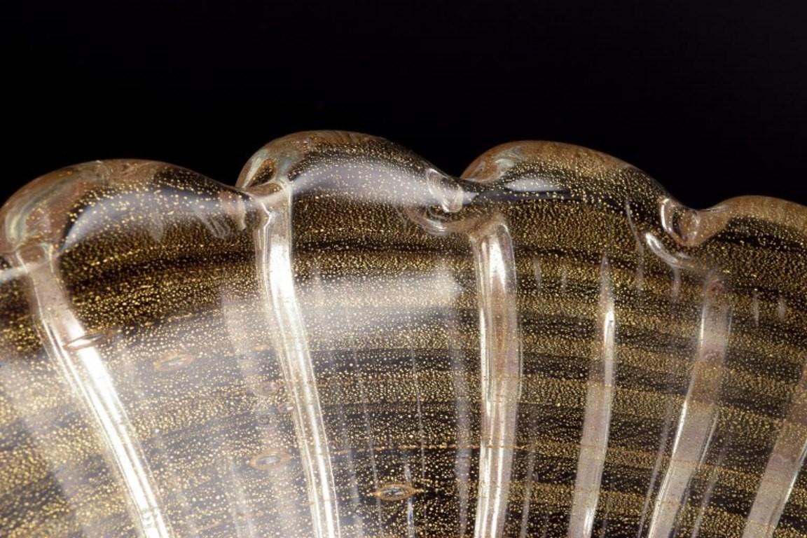 Murano, Italien. Große gerippte Schale aus Kunstglas. Klares Glas mit Goldstaubeinlage. im Angebot 2