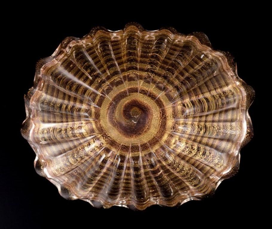 Murano, Italien. Große gerippte Schale aus Kunstglas. Klares Glas mit Goldstaubeinlage. im Angebot 3