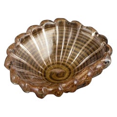 Murano, Italien. Große gerippte Schale aus Kunstglas. Klares Glas mit Goldstaubeinlage.
