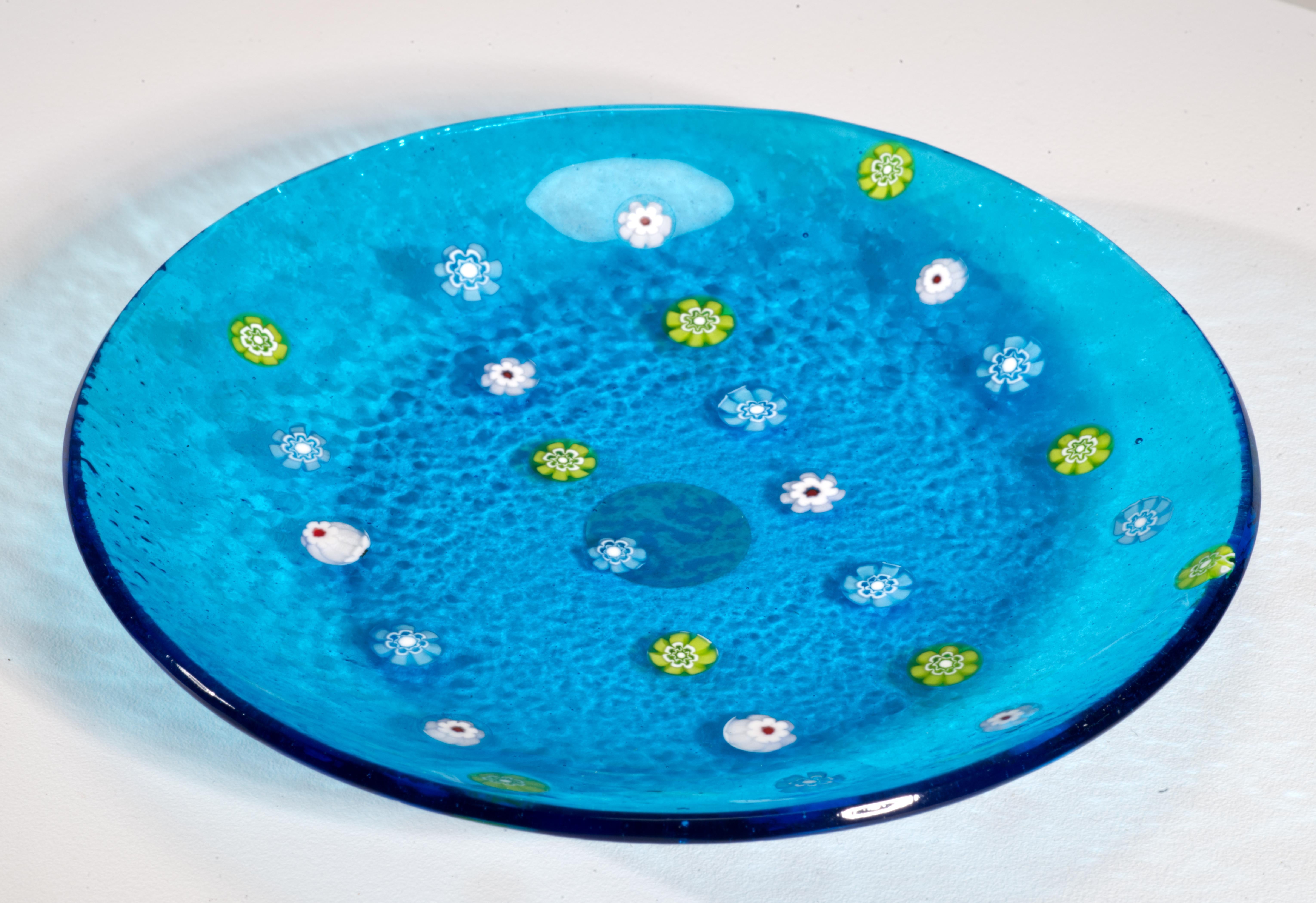 Italiano Vassoio o ciotola in vetro blu Millefiori di Murano firmato in vendita