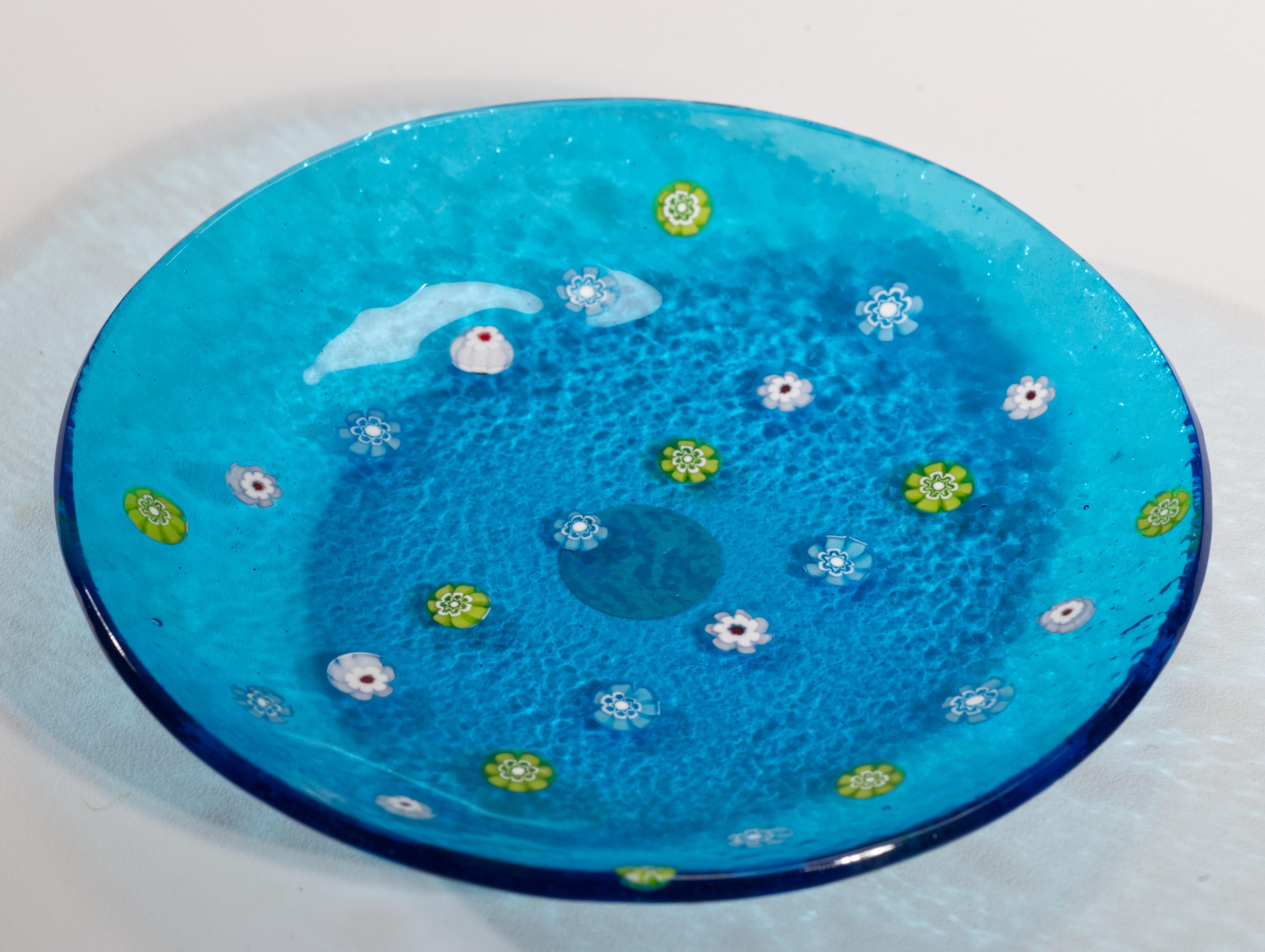 Vassoio o ciotola in vetro blu Millefiori di Murano firmato In condizioni buone in vendita a Clifton Springs, NY