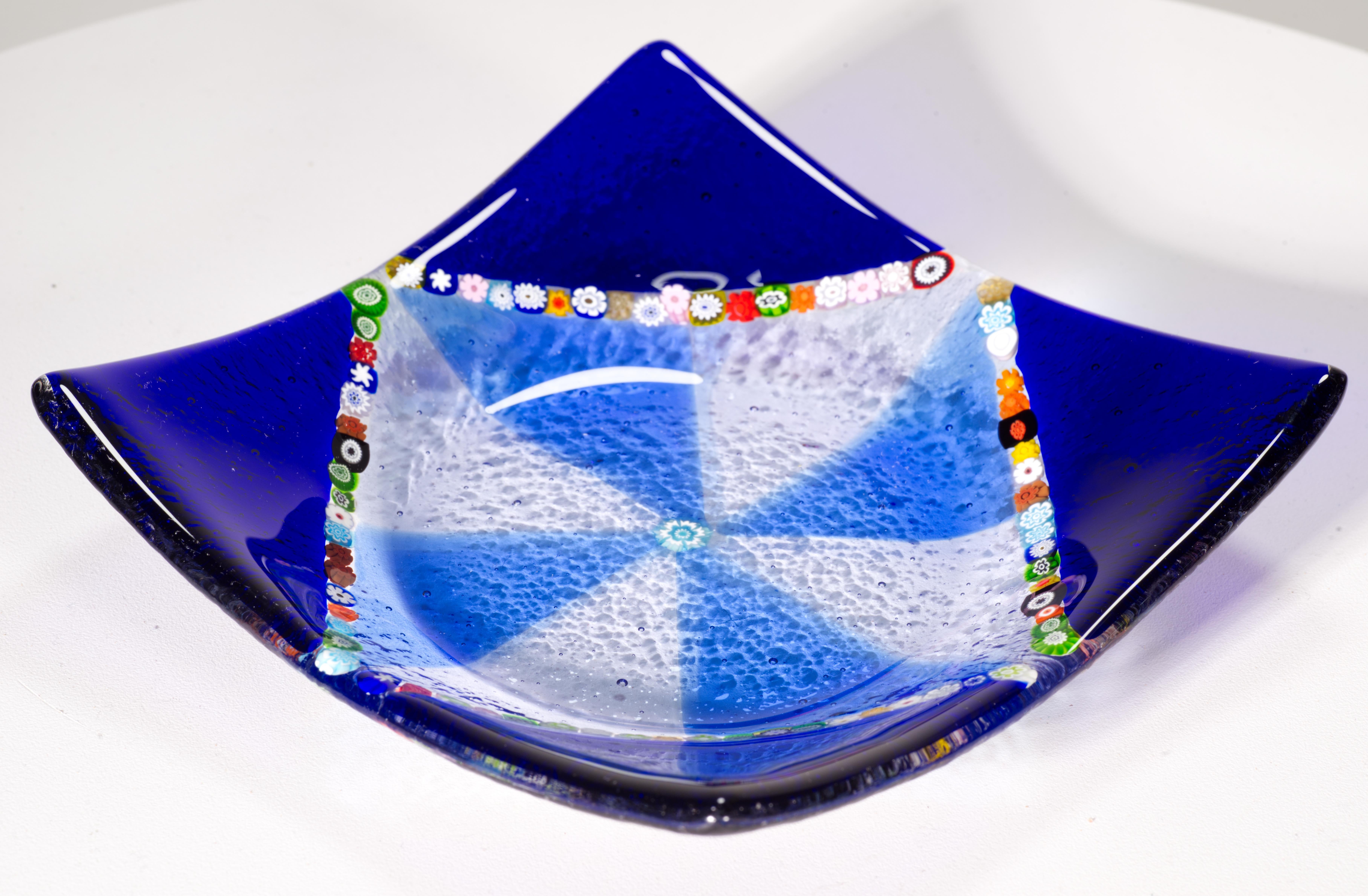 italien Plateau ou bol carré en verre bleu Millefiori de Murano, Italie en vente
