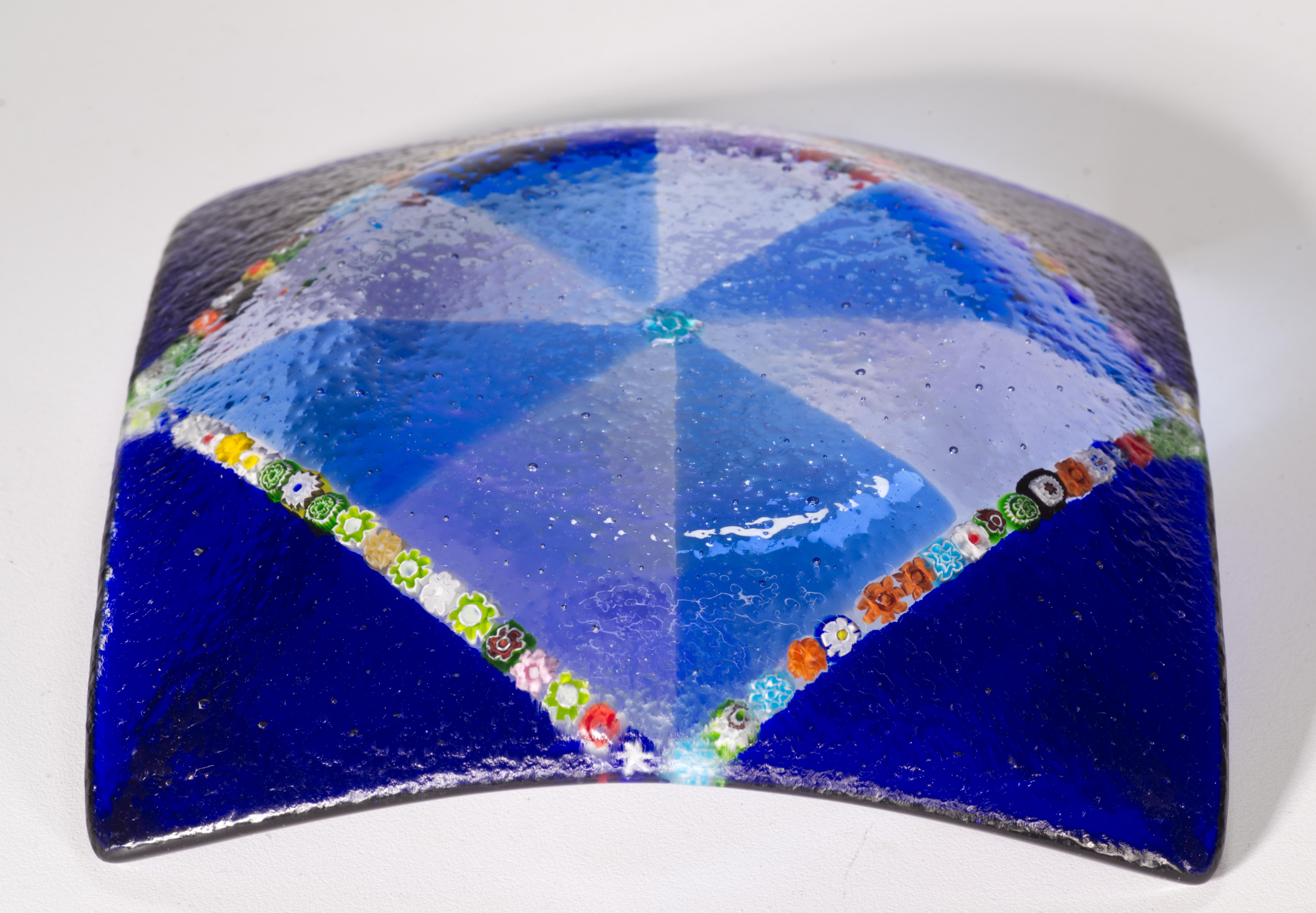 Fait main Plateau ou bol carré en verre bleu Millefiori de Murano, Italie en vente